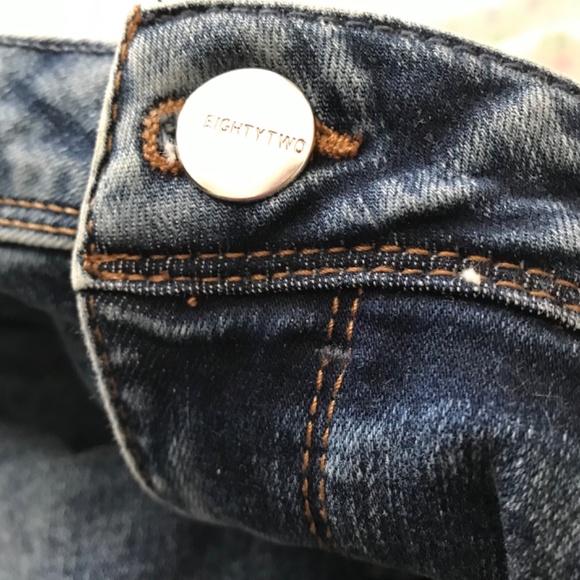 EightyTwo Denim Acid Wash Skinny Ankle Jeans Size 5 Pockets Dark Blue Distressed - Picture 8 of 16
